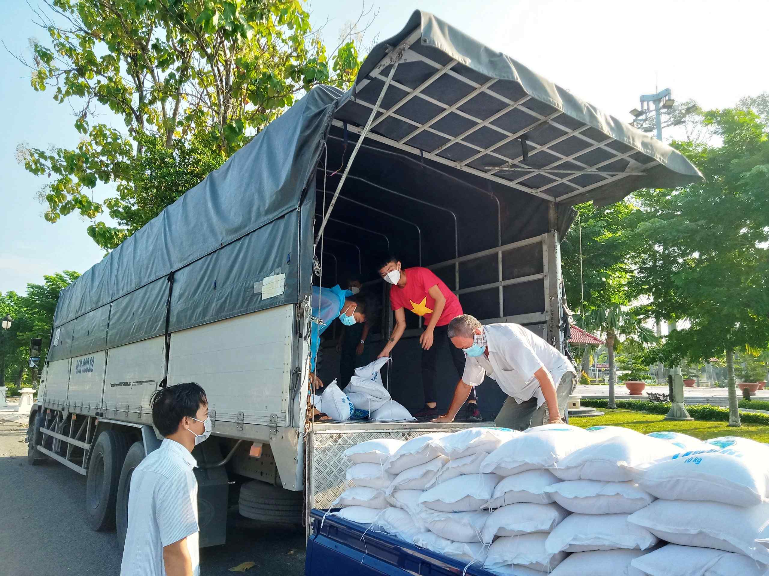 Ủy ban MTTQ huyện Dương Minh Châu tiếp nhận 20 tấn gạo  phục vụ công tác phòng chống dịch Covid-19